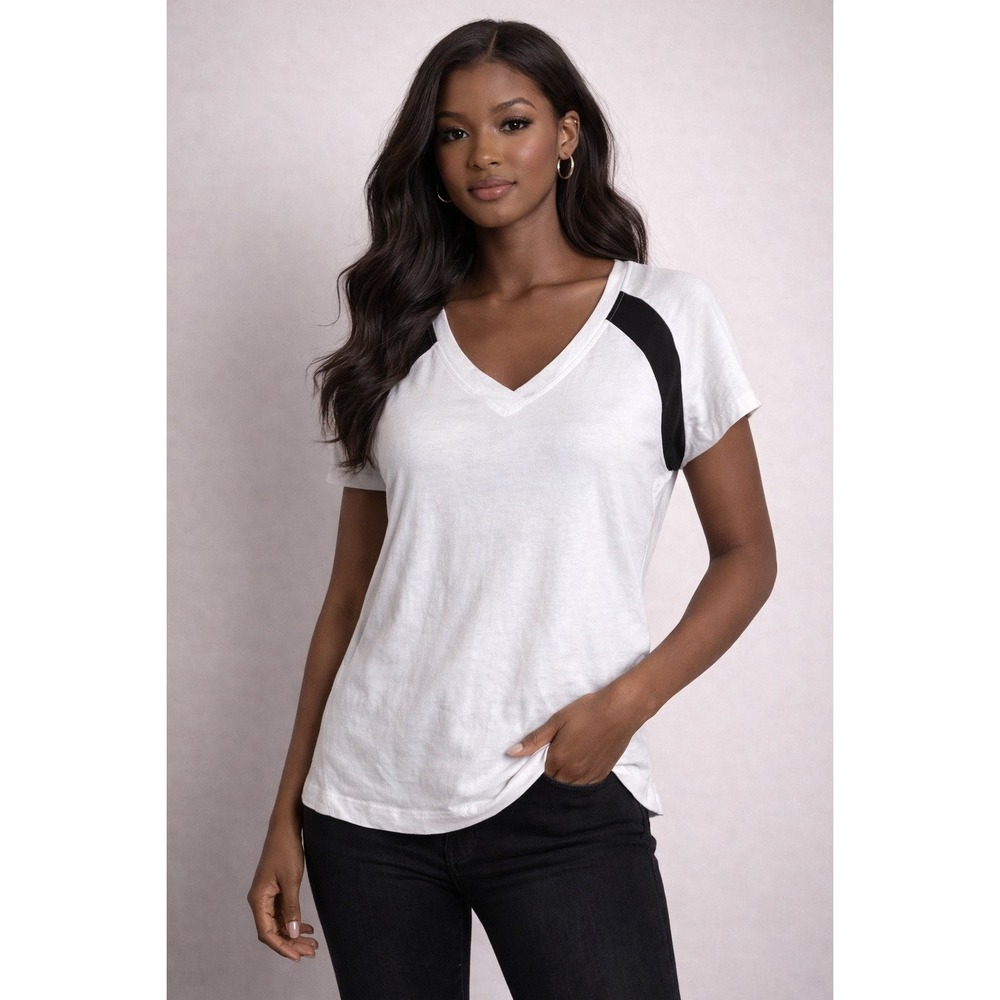 Danskin-White and Black Short Sleeve V-Neck Teeโ Y2K Vibes Size M